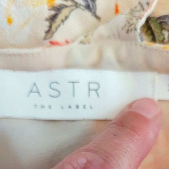 EC ASTR THE LABEL PEACH FLORAL DRESS W/TIE ON THE CHEST SZ.M - Picture 6 of 6